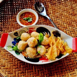 ยำลูกชิ้นกุ้ง(7ลูก)