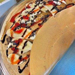 กล้วยหอม+แยมช็อกโกแลต+เกล็ดช็อกโกแลต+เยลลี่แดง