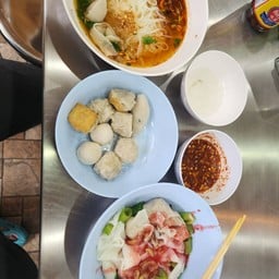 ฮั้วลูกชิ้นปลาบุฟเฟ่ต์ Hua Fishball Buffet Noodles