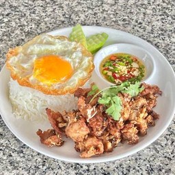 ข้าวราด ทอดกระเทียมพริกไทย  ခေါက်လက်ထွတ်ကထိန် ထမင်း
