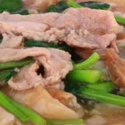 ราดหน้าหมู เส้นใหญ่