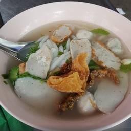 ก๋วยเตี๋ยวลูกชิ้นปลา ปนเกี๊ยวปลา