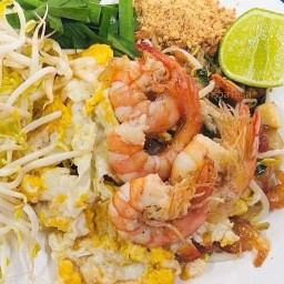 ผัดไทยสุกี้รสเด็ด by ครัวสามรส เจ้าเก่า เปิดมากว่า30 ปี