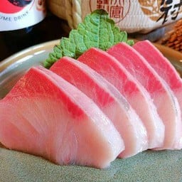 29 Hamachi Sashimi