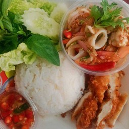 (อร่อยซ่ากับโค้ก) ชุดข้าวลาบทะเล+ไก่ทอด+โค้ก ออริจินัล (กระป๋อง)