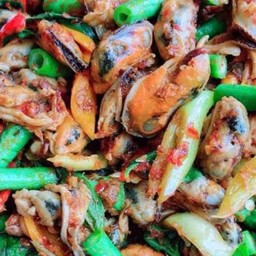 ผัดพริกแกงหอยแมลงภู่(ราดข้าว)