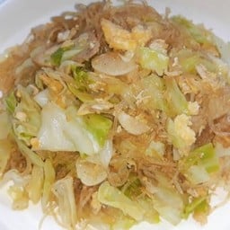 ผัดวุ้นเส้นกระหล่ำใส่ไข่เป็นกับ