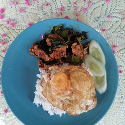 ข้าวผัดพริกแกงหมูใข่ดาว