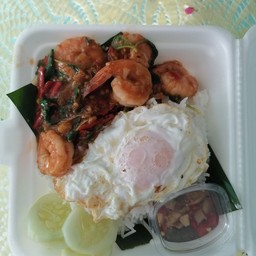 ข้าวผัดพริกแกงทะเลใข่ดาว