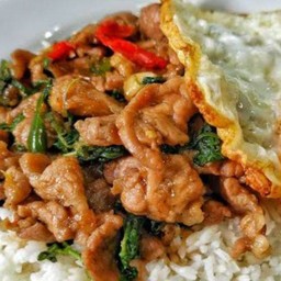 รุ้งกะเพรา ข้าวไข่เจียวทรงเครื่อง