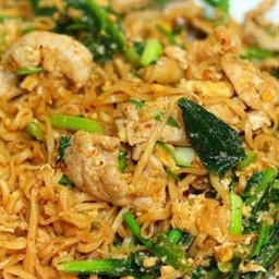 ผัดมาม่าหมูชิ้น