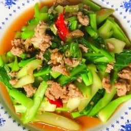ผัดคะน้าหมูสับราดข้าว