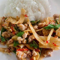 ข้าวกระเพราไก่สับหน่อไม้สด
