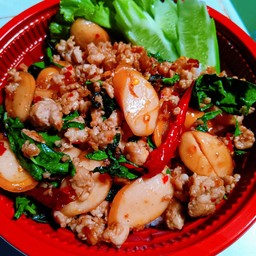 ข้าวกะเพราใส่กรอกหมูสับ