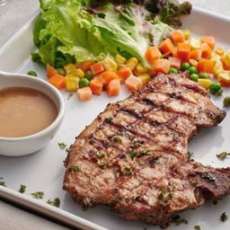 พอร์คช๊อป ชิ้นโต เสริฟพร้อมเฟรนฟรายและผักสลัด