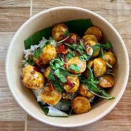 กะเพราลูกชิ้นหมู