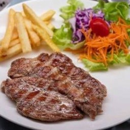 สเต็กสันคอหมูพริกไทยดำ. ชิ้นโต..เสริฟพร้อมเฟรยฟรายและสลีด