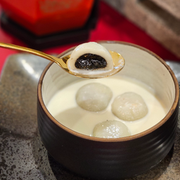 บัวลอยงาดำนมสด