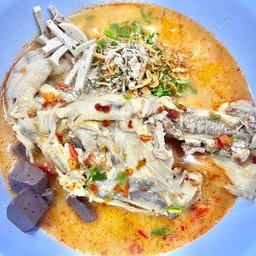 ก๋วยจั๊บต้มยำโครงไก่ (ไก่เต็มโครง)
