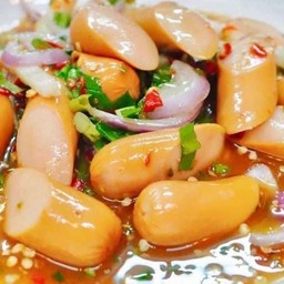 ยำไส้กรอก ไก่หนังกรอบ