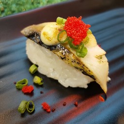 ข้าวปั้นหน้าปลาซาบะเผา