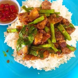 หมูกรอบผัดพริกแกง