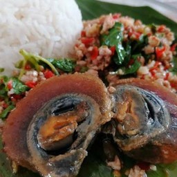 กระเพราไข่เยี่ยวม้า ราดข้าว