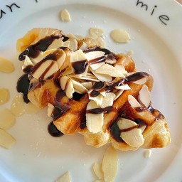 Chocolate Almond  Croffle (ครอฟเฟิลช็อคโกแลต+อัลมอนด์)