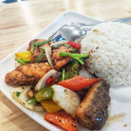 ข้าวเนื้อปลากะพงผัดพริกไทยดำ