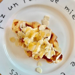 Caramel Almond (ครอฟเฟิลคาราเมล + อัลมอนด์)