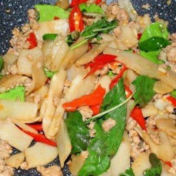 ข้าวกระเพราไก่สับหน่อไม้ดอง