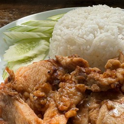 ไก่ทอดกระเทียมพริกไทยราดข้าว