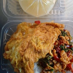 กระเพราไก่ชิ้นราดข้าว+ไข่เจียว