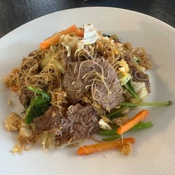 เส้นหมี่ผัดซีอิ๊วเนื้อเปื่อย