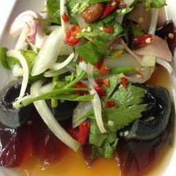 ยำไข่เยี่ยวม้า หมูสับ