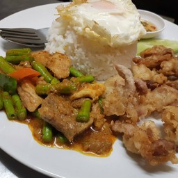 ผัดพริกแกง ราดข้าว