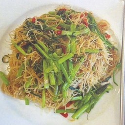 เส้นหมี่ผัดผักบุ้งไฟแดงเจ