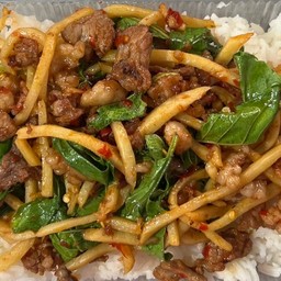 กะเพราเนื้อติดมันใส่หน่อไม้เหลืองราดข้าว