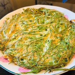 ไข่เจียวชะอมราดข้าว