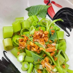ผักบุ้งลวกโรยเทียมเจียว หอมๆ
