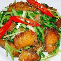 ปลาผัดต้นหอม