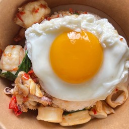 ข้าวกะเพราปลาหมึกไข่ดาว