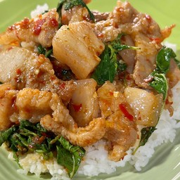 กะเพราหมูสามชั้นราดข้าว