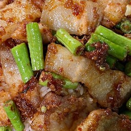 ผัดพริกแกงหมูสามชั้นใส่ถั่วฝักยาว(กับข้าว)