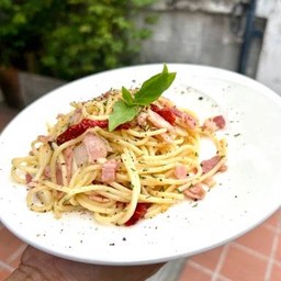 สปาเกตตีผัดพริกแห้งเบคอน