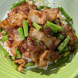 ผัดพริกแกงหมูสามชั้นใส่ถั่วฝักยาวราดข้าว