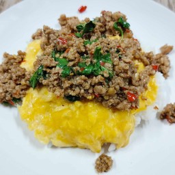 ข้าวกระเพราหมูสับ ไข่ข้น
