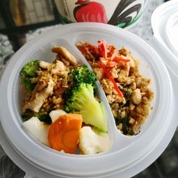 บล๊อคโคลี่ไก่ และ กระเพราคั่วไก่สับโบราณ (298kcal)