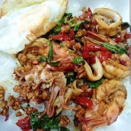 ข้าวกระเพรารวม + ไข่ดาว