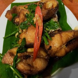 ปลาช่อนทอดผัดขึ้นฉ่าย